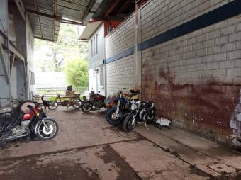 Se vende amplia propiedad con 2 bodegas en Uruca San José 24-143