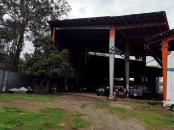 Se vende amplia propiedad con 2 bodegas en Uruca San José 24-143