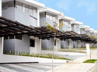 TERRAQUEA Beautiful house with contemporary design in exclusive condominium
