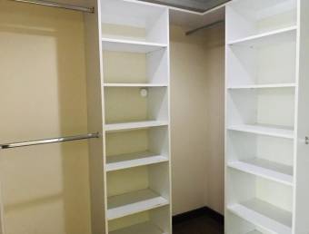 se alquila espacioso apartamento con Linea blanca en guachipelin Escazu 21-398