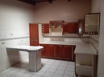 se vende espaciosa casa a 50 mentor san antonio de escazu centro  21-550