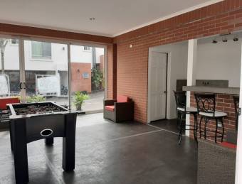 se vende espaciosa casa remodelada en Escazu 