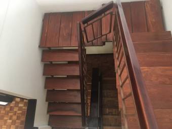 se vende casa de 5 habitaciones cerca del banco nacioanal en san Rafael Escazú 20-788