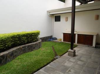 se vende espacios casa con patio en el centro de san rafael de escazu 20-636