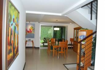 Venta de Casa en Escazú Centro. 20-1304a