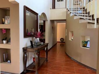 Venta De Casa en Piedades, Santa Ana. 21-245a