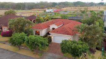 Venta de Casa en Pozos, Santa Ana. 21-408a