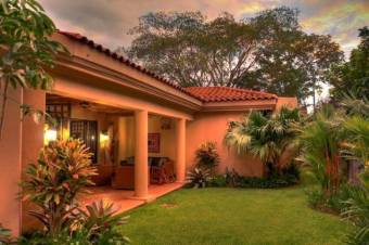 Venta de Casa en Pozos, Santa Ana. 21-408a