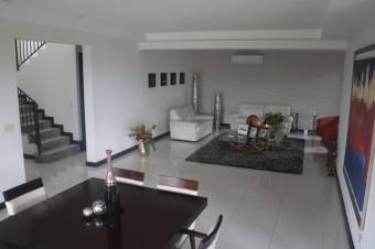 Venta de Casa en Guachipelín. 20-1055a