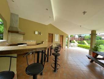 Venta De Casa en Piedades, Santa Ana. 21-281a