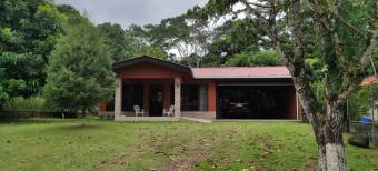Preciosa casa familiar en  Venta,   Guapiles Centro       CG-21-2487