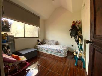 Se vende casa de impecables acabados, con faciles accesos en excelente zona