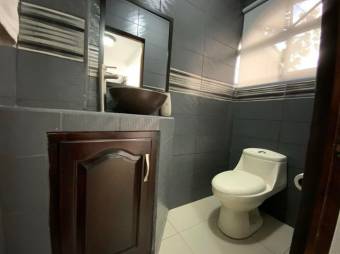 Se vende casa de impecables acabados, con faciles accesos en excelente zona