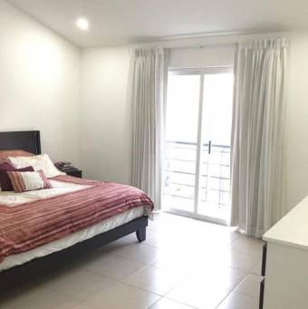 Se vende casa en exclusivo condominio en Santa Ana 22-360