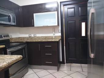 Venta de amplia casa en excelente ubicacion en Escazu 21-1713