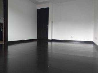 Venta de amplia casa en excelente ubicacion en Escazu 21-1713