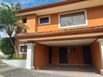 Venta de amplia casa en excelente ubicacion en Escazu 21-1713