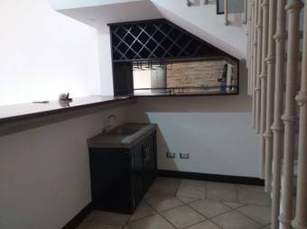 Venta de amplia casa en excelente ubicacion en Escazu 21-1713