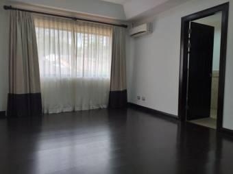 Venta de amplia casa en excelente ubicacion en Escazu 21-1713