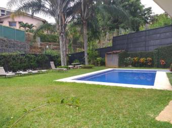 Venta de amplia casa en excelente ubicacion en Escazu 21-1713