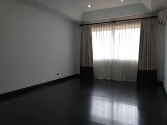 Venta de amplia casa en excelente ubicacion en Escazu 21-1713