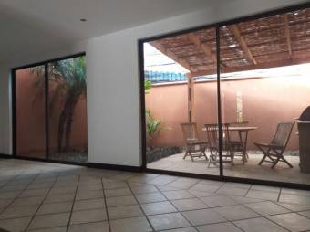 Venta de amplia casa en excelente ubicacion en Escazu 21-1713