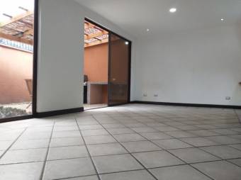 Venta de amplia casa en excelente ubicacion en Escazu 21-1713