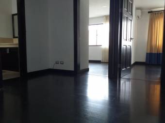 Venta de amplia casa en excelente ubicacion en Escazu 21-1713