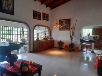 Venta de hermosa casa colonial en Santa Ana 22-1209