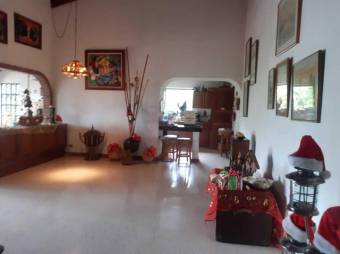 Venta de hermosa casa colonial en Santa Ana 22-1209