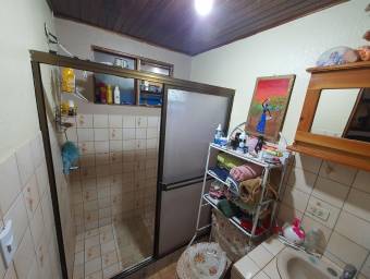 Se vende espaciosa casa esquinera en mercedes norte Heredia 22-694