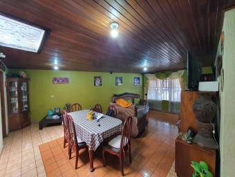 Se vende espaciosa casa esquinera en mercedes norte Heredia 22-694