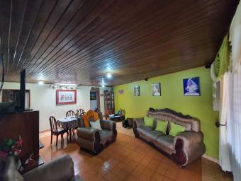 Se vende espaciosa casa esquinera en mercedes norte Heredia 22-694