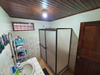 Se vende espaciosa casa esquinera en mercedes norte Heredia 22-694