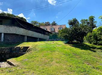 VENTA DE CASA CON AMPLIAS ÁREAS VERDES EN ESCAZÚ, BELLO HORIZONTE