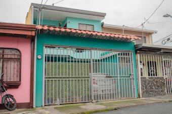 Se vende casa a metros de Walmarta de San Sebastian San José 22-2622