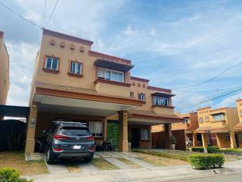 Se vende casa con espaciosa terraza y patio en la Guacima Alajuela 22-1864