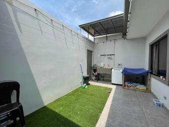 Se vende casa con mucha luz natural y terraza en el coyol Alajuela 23-350