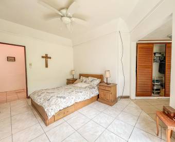 se vende espaciosa casa con mucha luz natural  a metros del country club santa ana 22-216