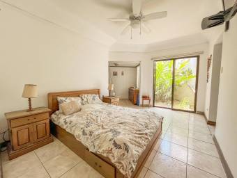 se vende espaciosa casa con mucha luz natural  a metros del country club santa ana 22-216