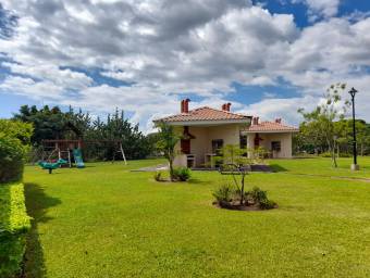 Se vende preciosa casa con mucha luz natural y terraza en hacienda el coyol 23-1062