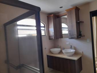 Se vende preciosa casa con mucha luz natural y terraza en hacienda el coyol 23-1062