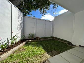 se vende espaciosa casa a estrenar en Rio Segundo con patio 23-68 