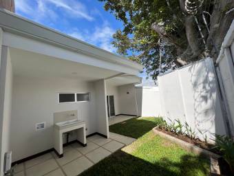 se vende espaciosa casa a estrenar en Rio Segundo Alajuela con patio 23-68 