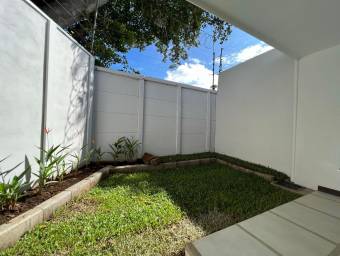 se vende espaciosa casa a estrenar en Rio Segundo con patio 23-68 