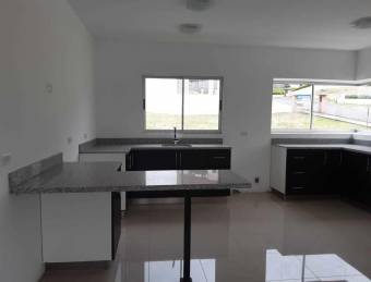 Se vende espaciosa casa con patio grande en Rio Segundo 23-1091