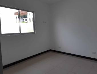 Se vende espaciosa casa con patio grande en Rio Segundo 23-1091