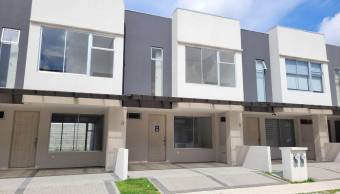 Se alquila casa moderna con patio en  Ayaraco la union tres rios 23-1129