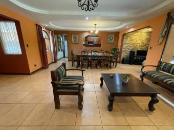 Se vende espaciosa casa con terraza grane  colonial en San Joaquin de flores 23-471