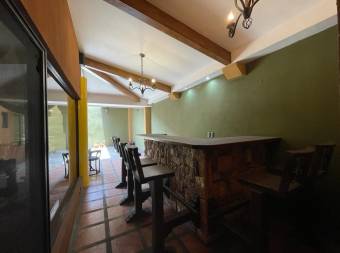 Se vende espaciosa casa con terraza grane  colonial en San Joaquin de flores 23-471